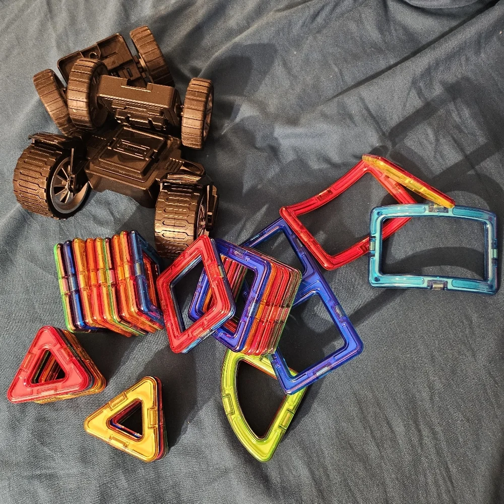 Magformers Magnetic Building Assorted Colors & Shapes Plus‎ 3 Wheel Bases. 41pc